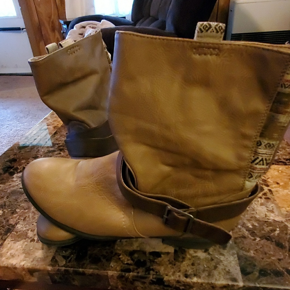 Nwot Pink and pepper booties